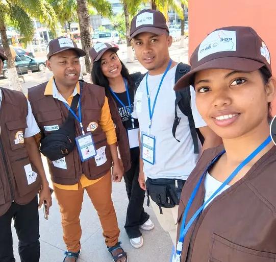 Membres de l'équipe RGE en gilet et casquette de terrain